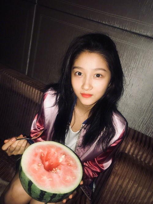 发妞吃瓜照片,夏日风情尽收眼底